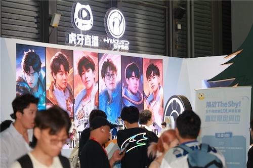 既是战术导师也是冠军挚友!“虎牙i超体”重塑电竞AI交互